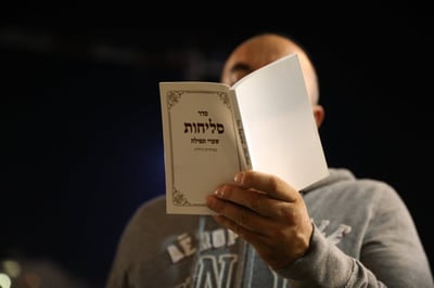 שימוש במיקרופון של צומת בימים נוראים