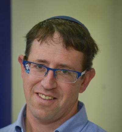שתי ישיבות, עיר אחת ושיר שמספר את הסיפור כולו