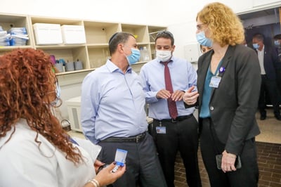 עובדי המעבדות הם ה-8200 של הרפואה