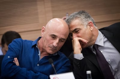 תפסיקו להיות נאיביים: שיעור קטן בפוליטיקה