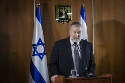 מנדלבליט בעת ההכרזה על החלטתו להגיש כתב אישום נגד נתניהו