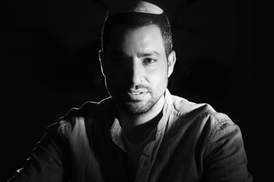 "הכי קל זה לפחד ולוותר": עומרי כהן בשיר חדש