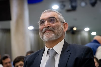 מוזר: מיכאל בן ארי נחקר על שישה ציוצים בטוויטר