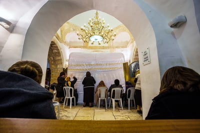 זוכרים מרחוק: יום פטירת רחל אימנו בשכונות ירושלים