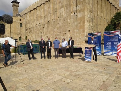 צפו: תפילה במערת המכפלה למען ניצחון טראמפ