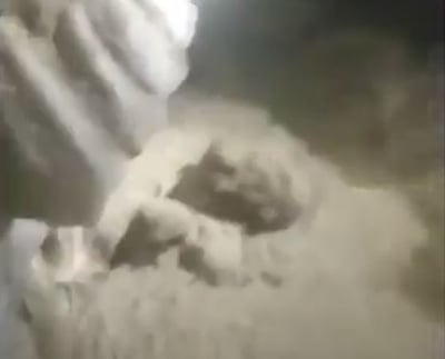 תיעוד מפחיד: 15 מטיילים נלכדו בשטפון במערה. צפו ברגעי האימה