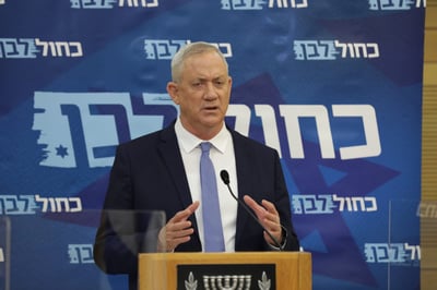 גנץ דורש מנתניהו: כנס את המליאה עוד הערב