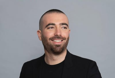 פסקול חייו: עומר אדם בהפתעה יוצאת דופן. צפו