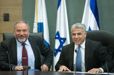 סקר מנדטים: לפיד נצמד לנתניהו; ליברמן מזנק