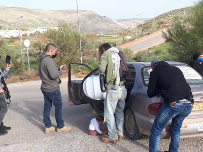 צפו: שוטרים מחרימים רכב למשפחה עם תינוקת