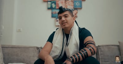 צפו: בנו של אייל גולן מתקרב לדת בשיר חדש