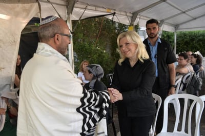 שרה נתניהו ביקרה את משפחות יהושע ואביגל