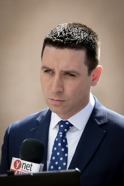 הפרשן הפוליטי נגד המחנה שלו: "יורה לעצמו בראש"