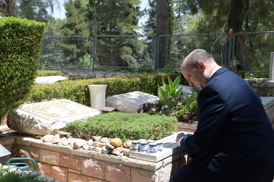 בנט בקברו של מורנו