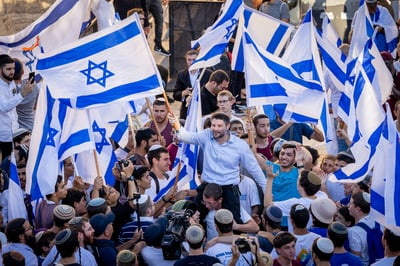 אלפים צועדים בריקודגלים; סמוטריץ' רקד עם קרעי