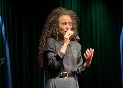 צפו: יובל דיין מבצעת את יה-אכסוף על הבמה