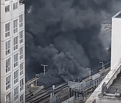 פיצוץ עז בתחנת רכבת בלונדון, שריפה ועשן במקום