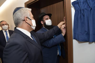 מרגש: נקבעה מזוזה בשגרירות ישראל באבו דאבי