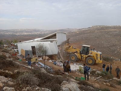 כוחות גדולים הורסים את מאחז גאולת ציון בגוש שילה