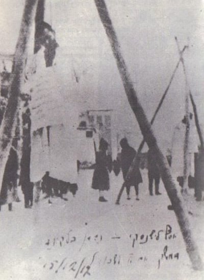 נעמן בלקינד (מימין) ויוסף לישנסקי תלויים בדמשק