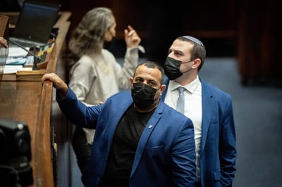 מנצלים את המומנטום: לחצים על אביר קארה
