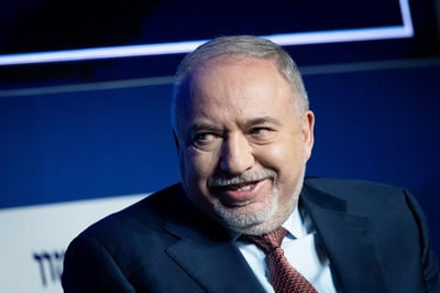 "פסל ביבי" | עימות סוער בין הח"כ לשר: "של נעליך"
