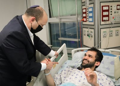 בנט באיכילוב: "נמשיך לרדוף אחרי הטרוריסטים"