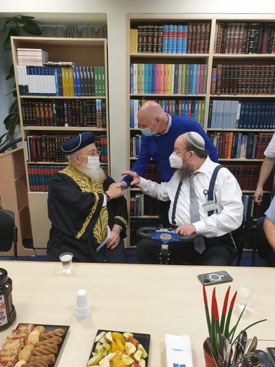 הרב עמאר הגיע למכירת חמץ בבית החולים הדסה