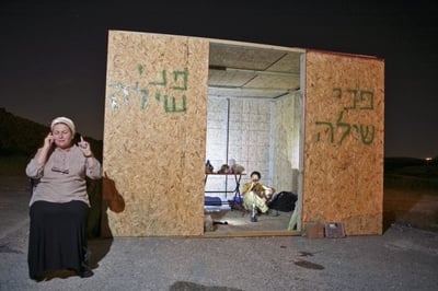 דניאלה וייס ליד מאחז שהוקם (ארכיון: מתניה טאוסיג/פלאש90)