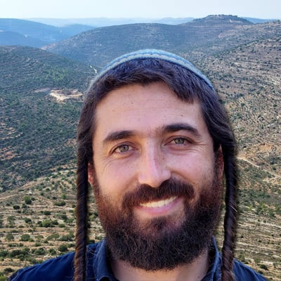 פעיל הימין הסרוג הודיע על התמודדות בציונות הדתית