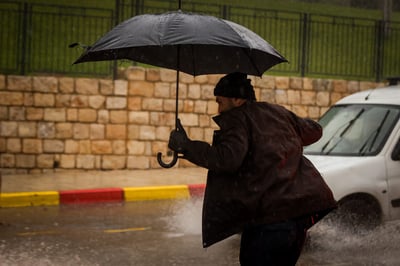 אמצע הקיץ? גשם שוטף ירד באגמון החולה