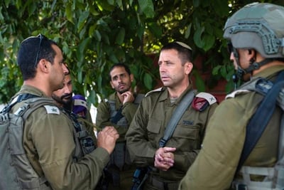 מפקד אוגדת איו"ש אבי בלוט בתדרוך בשטח (דו"צ)