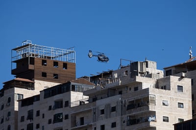 מסוק משטרתי מעל שועפאט (צילום: Yonatan Sindel/Flash90)