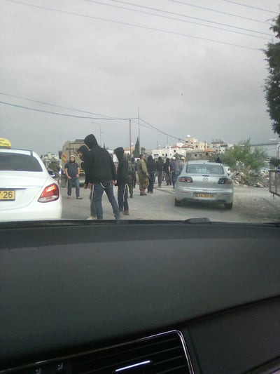 בתגובה לפיגוע: עשרות הפגינו מול כפרו של המחבל