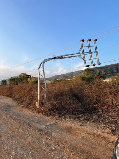 תיעוד נדיר: עמוד מתח גבוה התכופף מעוצמת הרוח