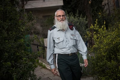 קשה להאמין שהרבנות הצבאית הוציאה ספר כזה