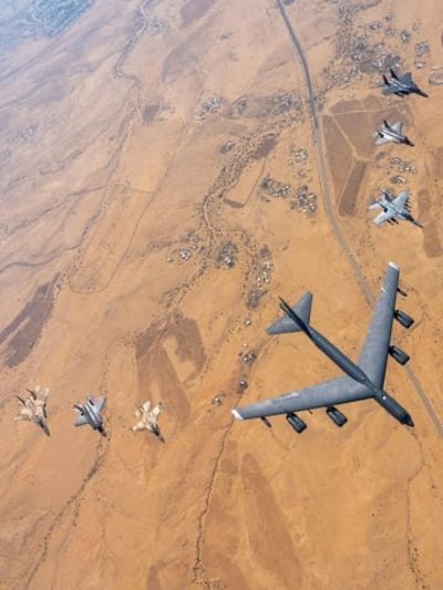 מפציץ B-52 מלווה במטוסי קרב (דובר צה"ל)