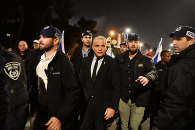 לפיד בהפגנה: "מתייצבים מול הטרור כעם אחד"