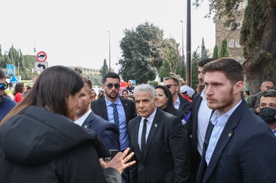 לפיד בהפגנה: "שלא ידברו איתנו על אחדות"