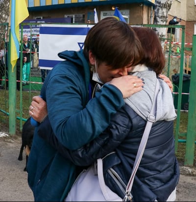 האיחוד המרגש בין הרופאה המתנדבת לאמה שחולצה מאזור קרב