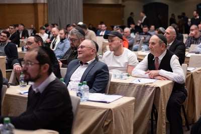 בכיכר האדומה: אוליגרכים ובני ישיבות למדו תורה