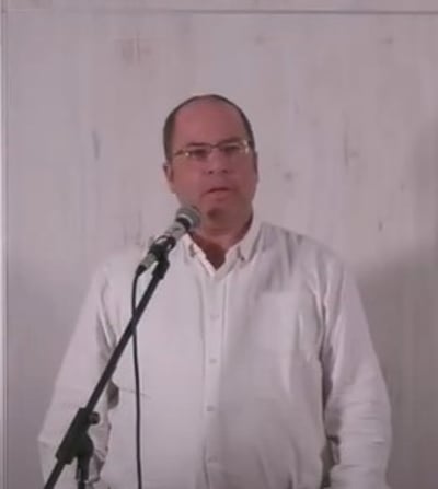 זה ענק: הרב אמנון בזק נותן בראש. צפו