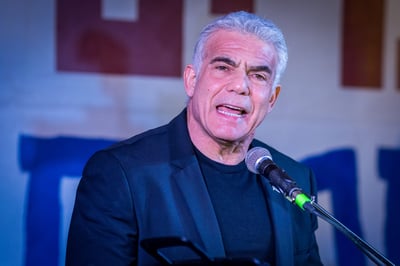 לפיד שולל את אלימות המפגינים ומאשים את רוטמן