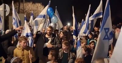 צפו בתיעוד: דוד שטרן, שנפצע בחווארה, חוזר לביתו
