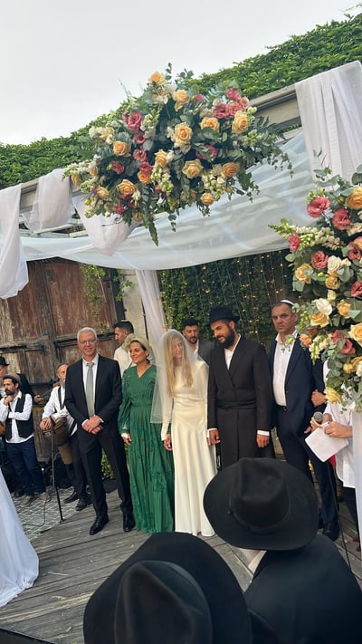 השחקן שהפך לחרדי התחתן עם אושיית הרשת הסרוגה