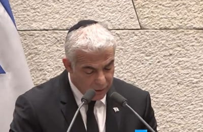 עם כיפה על הראש: לפיד בשיעור תורה בכנסת. צפו