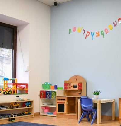 הורשעה בהתעללות ב-12 פעוטות וקיבלה 3 שנות מאסר בלבד