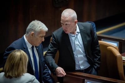 נחשפה ההתכתבות בין גלנט ללפיד בזמן ההצבעה