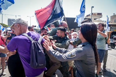 הפגנת השמאל בת"א: מפגין תקף שוטר, עצורים במקום