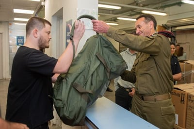 הלוי מחלק תיק אפסנאות למתגייס (דובר צה"ל)